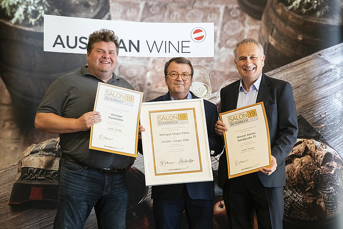 SALON Gala in vienna: wine grower Meinhard Forstreiter (left), Willi Klinger/leader of the Austrian Wine Marketing Board, Winzer Krems managing director Ludwig-Holzer (photo: ÖWM/Anna Stöcher)