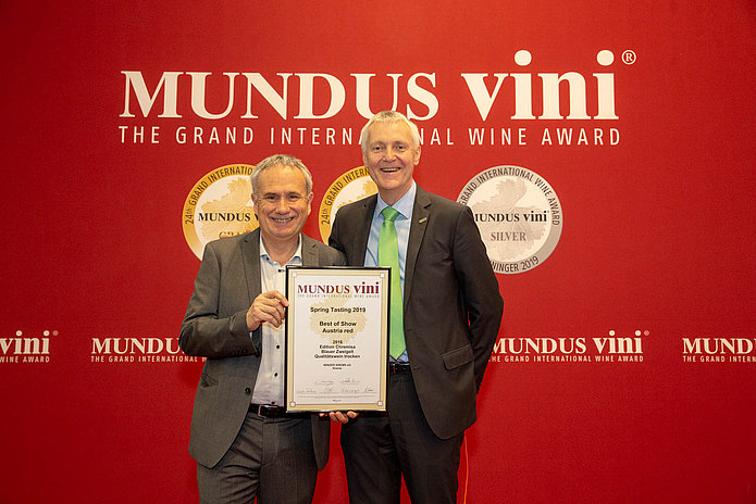 MUNDUS vini Auszeichnung: WINZER KREMS Vertriebsleiter Ludwig Holzer, Mundus vini Vorstand Prof. Ulrich Fischer