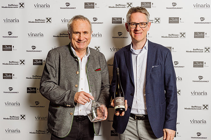Geschäftsführer Ludwig Holzer (links) und Verkaufsleiter Wolfgang Hamm freuen sich über Vinaria-Bronze in der Kategorie "Grüner Veltliner Premium". (Foto: Vinaria - Leonardo Ramirez)