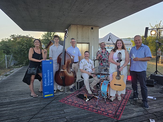 Kultur bei Winzerinnen & Winzern: Band und Gäste mit Wein in Niederösterreich
