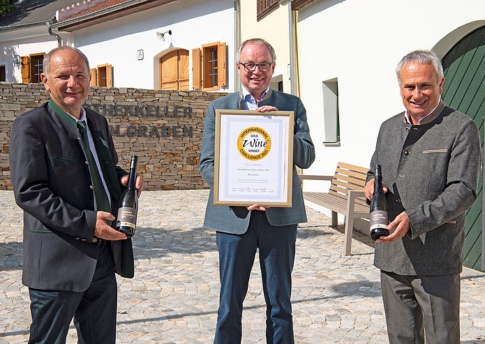 Joy about the award: Winzer Krems president Florian Stöger, deputy governor Stephan Pernkopf, managing director Ludwig Holzer (from the left) - photo: Erich Marschik